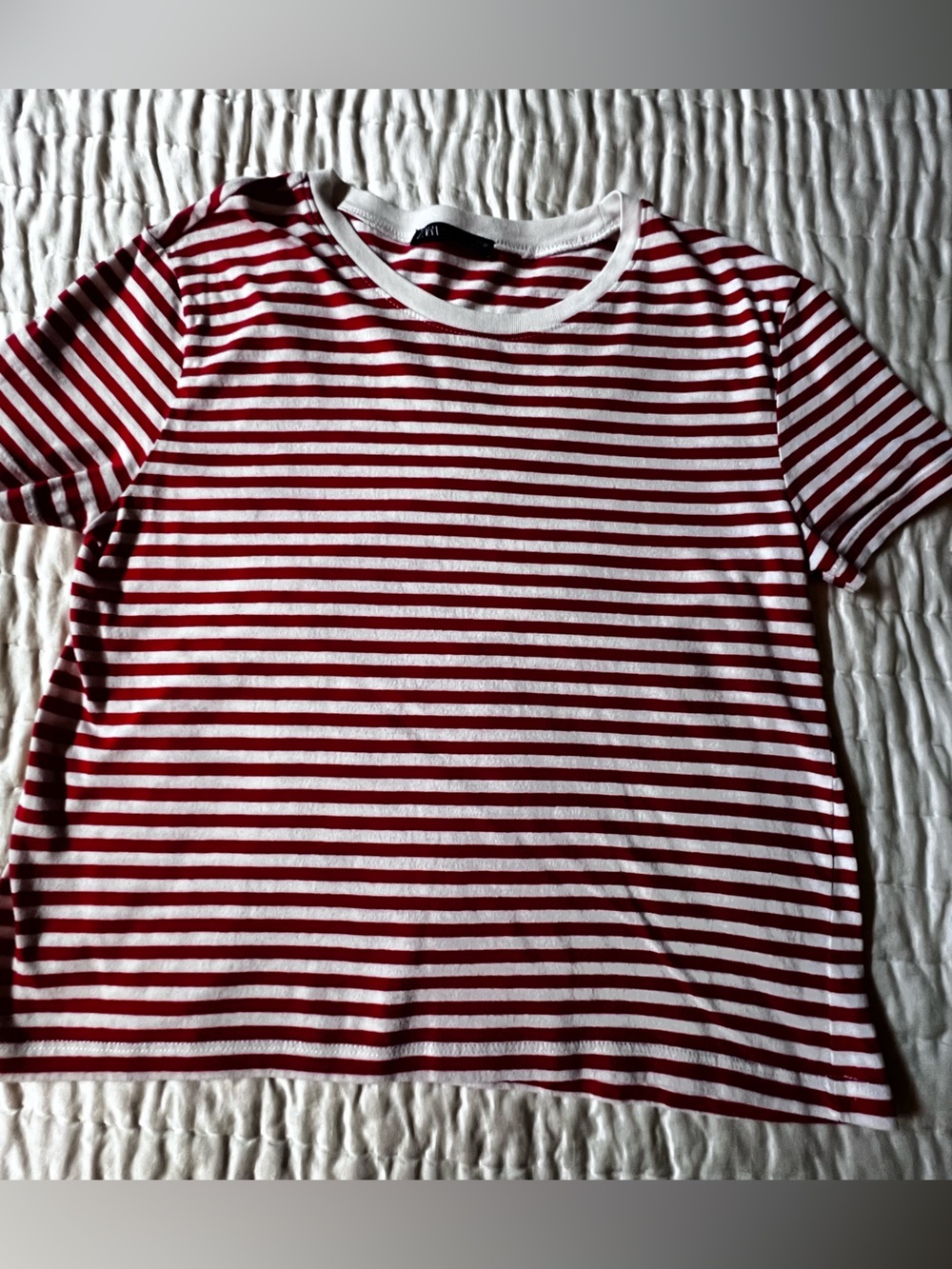 ZARA WOMEN’S BRIGHT RED & WHITE STRIPE SIZE SMALL SHORT SLEEVE TEE-SHIRT.